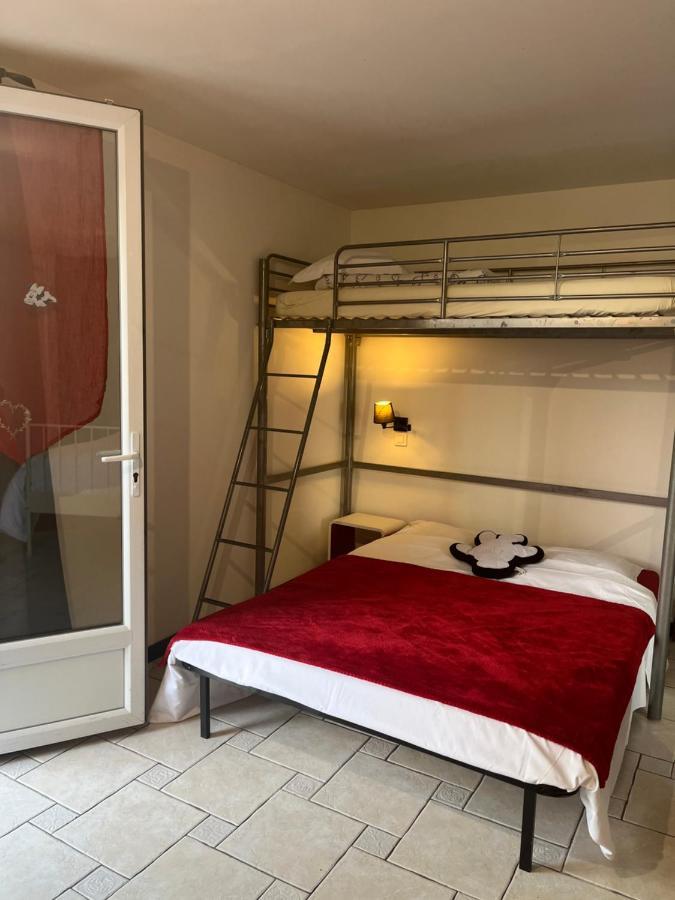 Chambres D'Hotes Poirier Bazin Montry Exterior foto